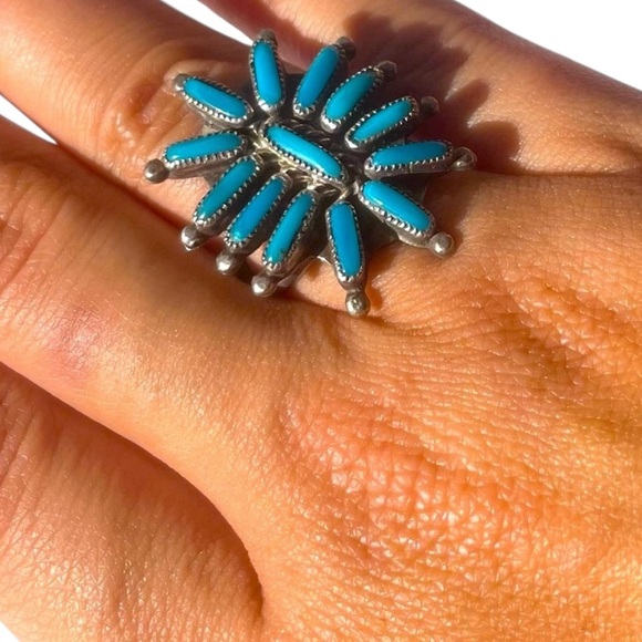 Vintage .925 Needlepoint Style Zuni Navajo Style Turquoise Ring - Picture 14 of 15